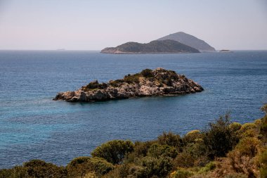 Akdeniz 'deki deniz manzarası ve taş ada manzarası