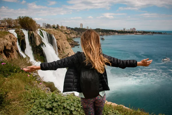 Приваблива жінка на задньому плані водоспаду Дуден в Анталії (Туреччина).. — стокове фото