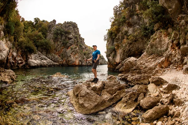 Вид на чоловіка-туриста, що стоїть на камені на тлі природного ландшафту — стокове фото