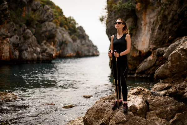 Vrouwelijke toerist staat op steen tegen de achtergrond van de natuur landschap — Stockfoto