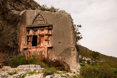 Antik şehrin eski Lycian rock türbesine bakışı