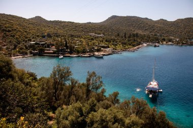 Güzel yeşil dağlar ve yatları olan deniz koyunun yüksek açılı manzarası.