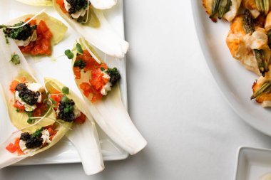 Tabağa yakından bak. Lezzetli lahana yaprağı ve balık iştahlı.