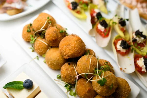 Ottima vista delle palline di falafel con prezzemolo su un piatto — Foto Stock