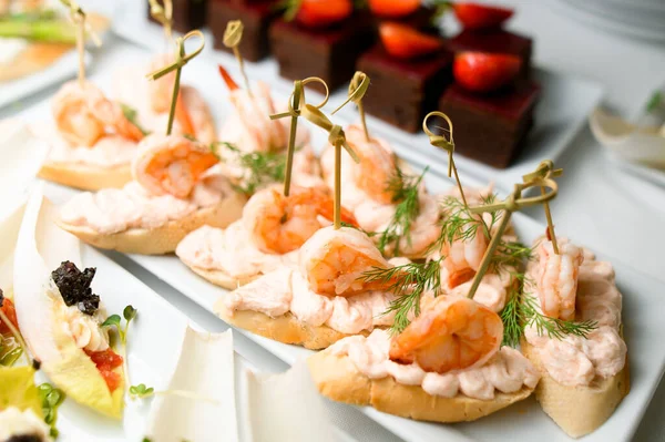 Vue de la plaque avec apéritif canape aux crevettes et sauce et pain blanc — Photo