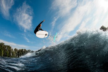 Sualtı folyosuyla ustalıkla atlayan aktif bir adamın harika görüntüsü.