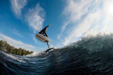 Alttaki folyonun üzerinde etkin bir şekilde zıplayan adam görüntüsü