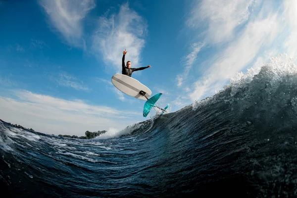 Incredibile vista inferiore di foilboard su cui l'uomo salta efficacemente sull'onda — Foto Stock