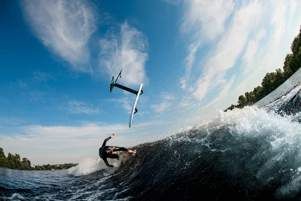 Vista de foilboard volador sobre la ola y el hombre que cayó de ella —  Fotos de Stock