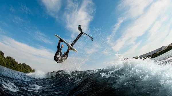 Vista incrível do homem efetivamente executa truque sobre a onda com rodapé — Fotografia de Stock