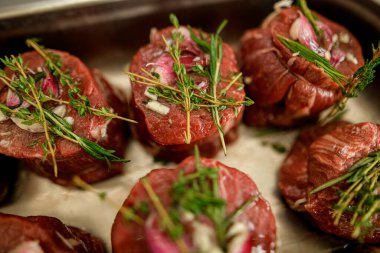 Biber, tuz ve biberiyeli çiğ mignon bifteği.