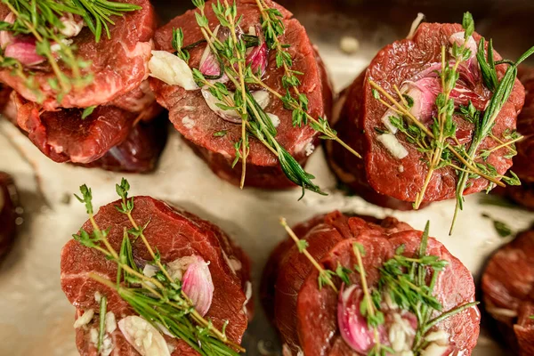 Bovenaanzicht van heerlijke rauwe vleessteak versierd met takjes rozemarijn — Stockfoto