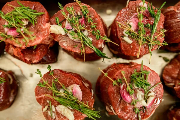 Bovenaanzicht van heerlijke rauwe vleessteak met peper en zout en takjes rozemarijn — Stockfoto