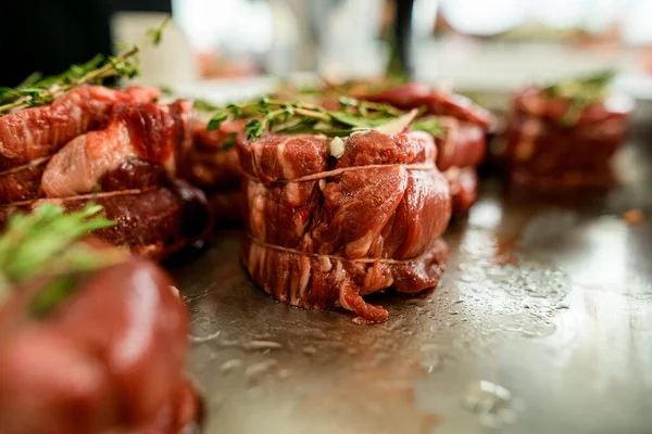 Selectief uitzicht op heerlijke vlees steak met peper en zout en takjes rozemarijn — Stockfoto
