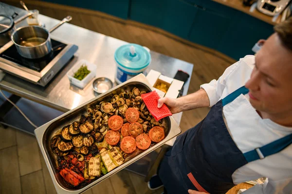 焼き野菜の違う焼き板のあるシェフの高い角度の眺め — ストック写真