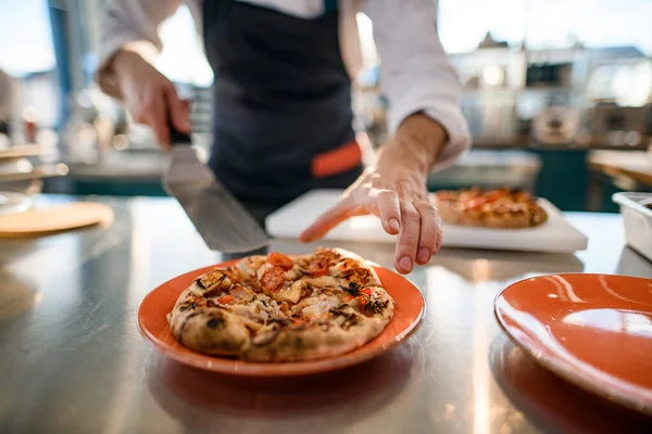 Селективное внимание на вкусной небольшой круглый разрезать пиццу в тарелке. — стоковое фото