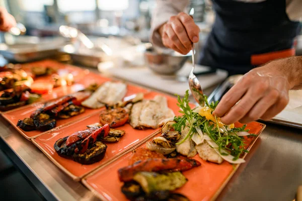 Селективное внимание на тарелку с блюдом, которое человек готовит украшает соусом — стоковое фото