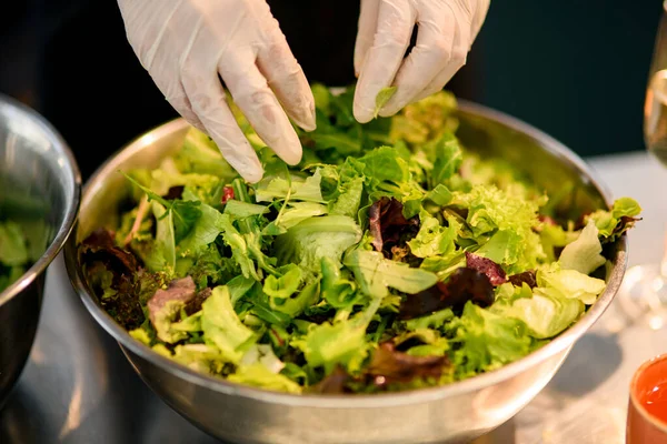 ชามสลัดกับ arugula และใบสลัดและผักใบเขียวอื่น ๆ เชฟเตรียมอาหารเพื่อสุขภาพ . — ภาพถ่ายสต็อก