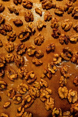 Renkli peçetedeki ıslak ceviz tanelerinin üst görüntüsü