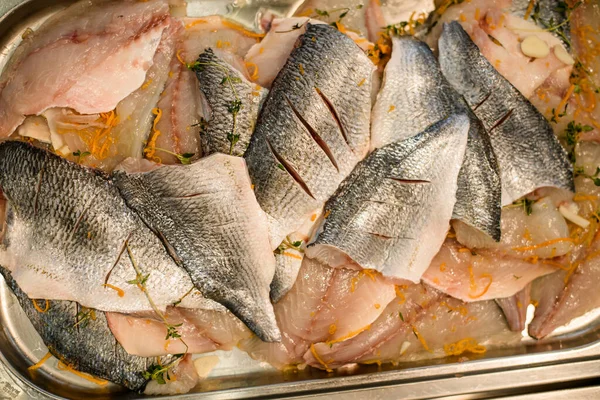 Corte o filete de peixe cru com temperos. Preparação para cozinhar. Vista superior de close-up — Fotografia de Stock