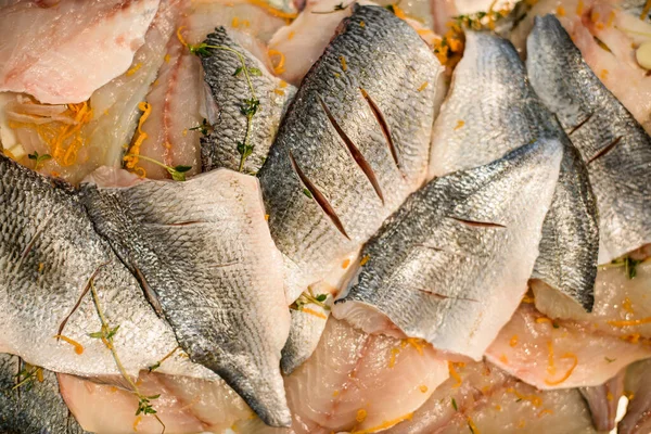 Vista superior de cerca de rodajas de filete de pescado crudo con especias. Preparación para cocinar. — Foto de Stock