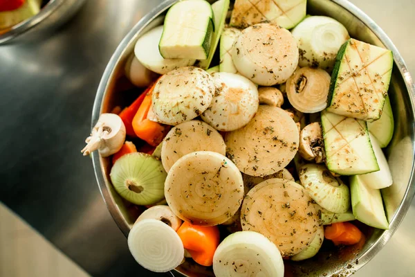 Baharatlı sebzelerle dolu bir kasenin en üst görüntüsü. Sağlıklı beslenme — Stok fotoğraf