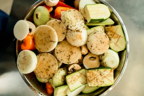 Top view of bowl with chopped vegetables. Healthy eating — Stock Photo, Image