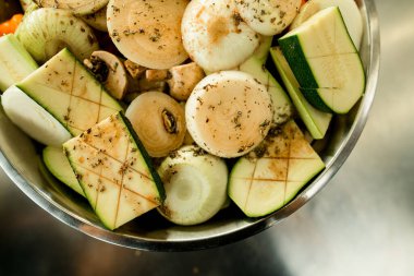 Farklı sebzelerle dolu kasenin üst görüntüsü. Sağlıklı beslenme