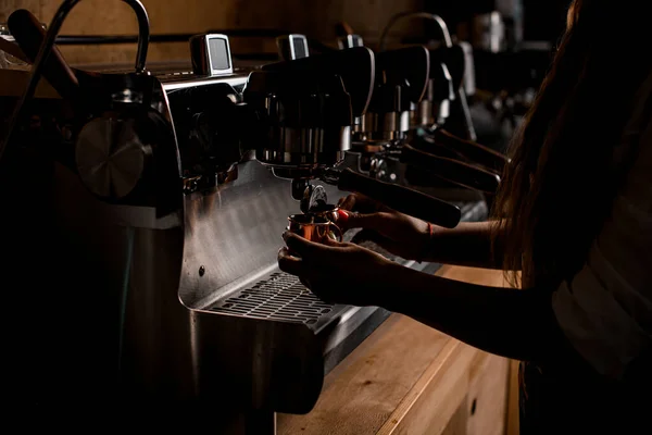 Ver en la máquina de café profesional verter café caliente en pequeñas tazas de acero —  Fotos de Stock