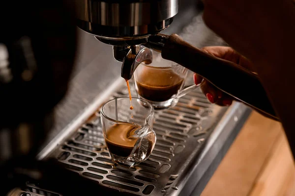 Gros plan du flux de café chaud qui coule d'une machine à expresso dans une tasse — Photo