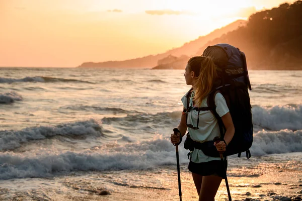 Primer plano de la encantadora turista con el telón de fondo del mar y la puesta del sol —  Fotos de Stock