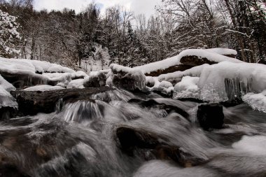 Şelale çağlayanı için güzel bir kış manzarası. Dalgalı su seviyesi. Soğuk su akıntısı.