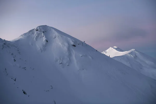 Belles montagnes enneigées sommets contre le ciel bleu — Photo