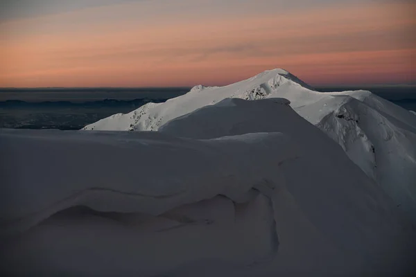 Grande vista de picos de montanhas cobertas de neve contra o céu azul — Fotografia de Stock