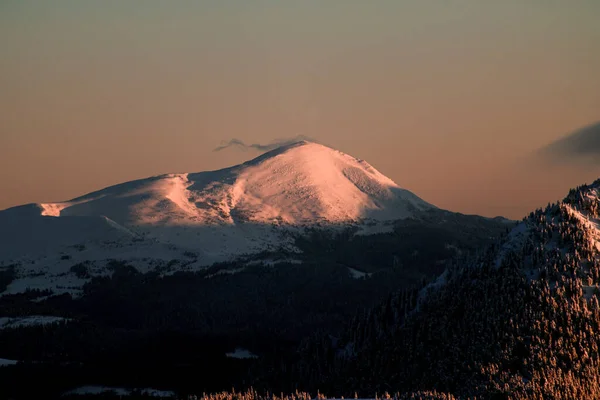 Vista magnífica da montanha com picos cobertos de neve contra o céu ao nascer do sol — Fotografia de Stock