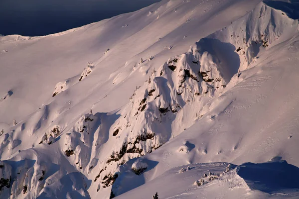 Belle vue sur la neige blanche pure dans les montagnes. Beauté de la nature. — Photo