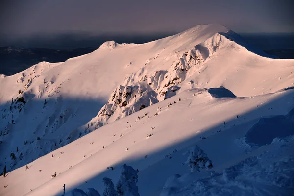 Vista de montanhas cobertas de neve pura picos contra o céu azul — Fotografia de Stock