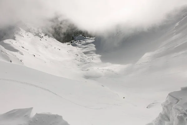 Skitouring s nádherným výhledem na hory v krásném zimním sněhu. — Stock fotografie