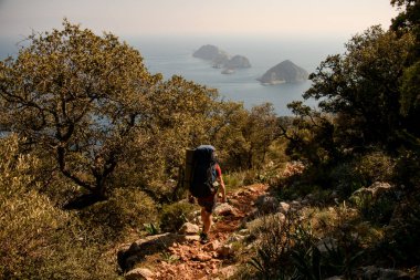 Sırt çantalı erkek turistin arka görüntüsü. Lycian Patikası boyunca yürü
