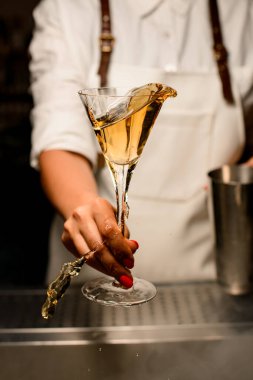 Harika şeffaf bardaklar. Alkollü içecekler kadının elinde..