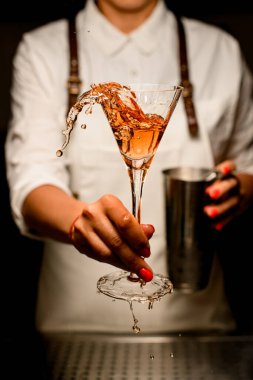 Harika bir cam manzarası ve kadının elinde alkollü bir kokteyl var..