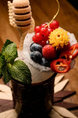 Böğürtlen ve bal ayısı seramik bardak buzun içinde yakın plan görüntüsü