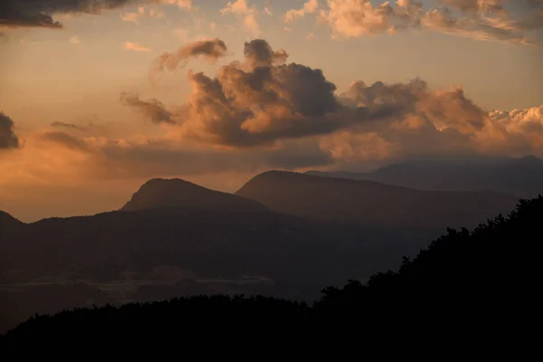 Vista magnífica sobre cadeias de montanhas e céu com nuvens — Fotografia de Stock