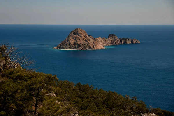 Magnifica vista su un'isola rocciosa in mezzo al Mar Mediterraneo — Foto Stock