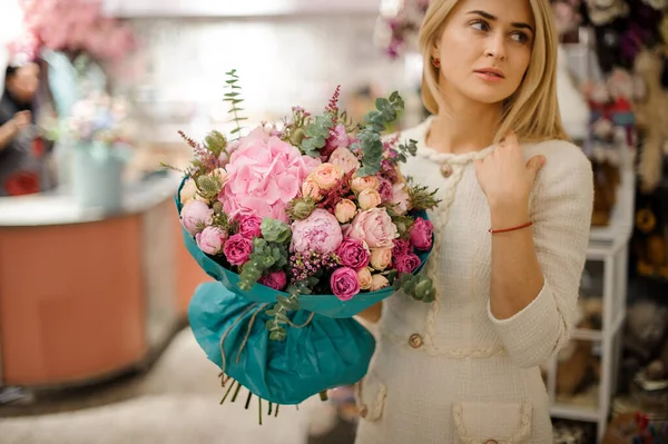 Magnífico Ramo Flores Hortensias Rosas Peonías Ramas Verdes Eucalipto Envuelto — Foto de Stock