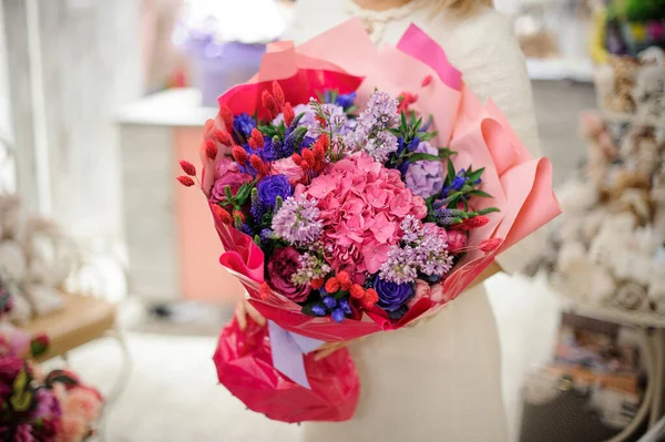 Крупним планом дивовижний букет змішаних свіжих квітів, загорнутий у яскраво-рожевий папір — стокове фото