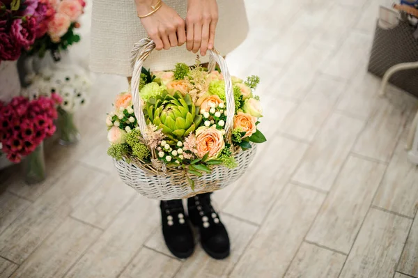 Visão da composição de diferentes flores frescas em cesta de vime branco em mãos femininas — Fotografia de Stock