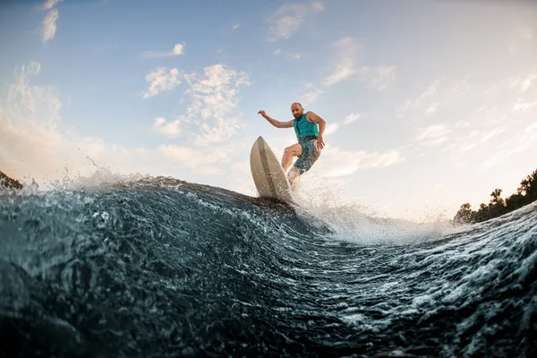 Sportlicher Typ mit Spaß und Wakesurfen auf dem Board flussabwärts — Stockfoto
