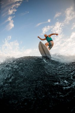 Sportif adam Wakeboard 'da dalgalanıyor. Nehirde uyanış..