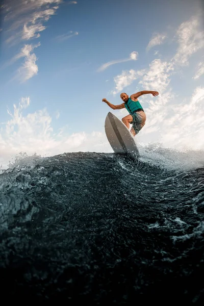 スポーツマンがウェイクボードで波に乗ってる。川でのウェイクサーフィン. — ストック写真